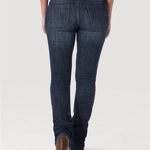 Wrangler straight leg mid rise jeans- like new- color DA Wash size 11/12/31